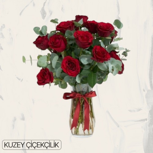 Vazoda 13 Kırmızı Gül