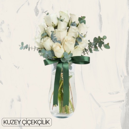 Vazoda 15 Beyaz Gül