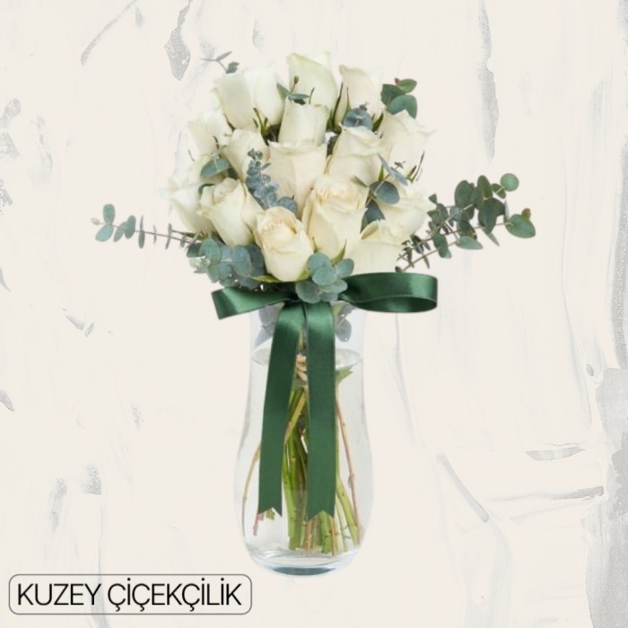 Vazoda 15 Beyaz Gül