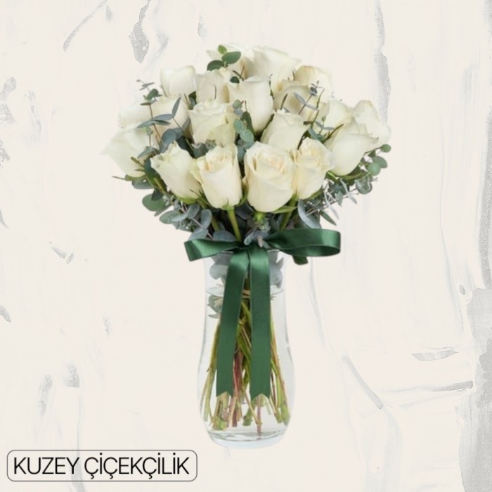 Vazoda 17 Beyaz Gül