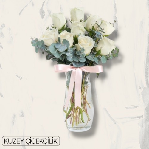 Vazoda 9 Beyaz Gül